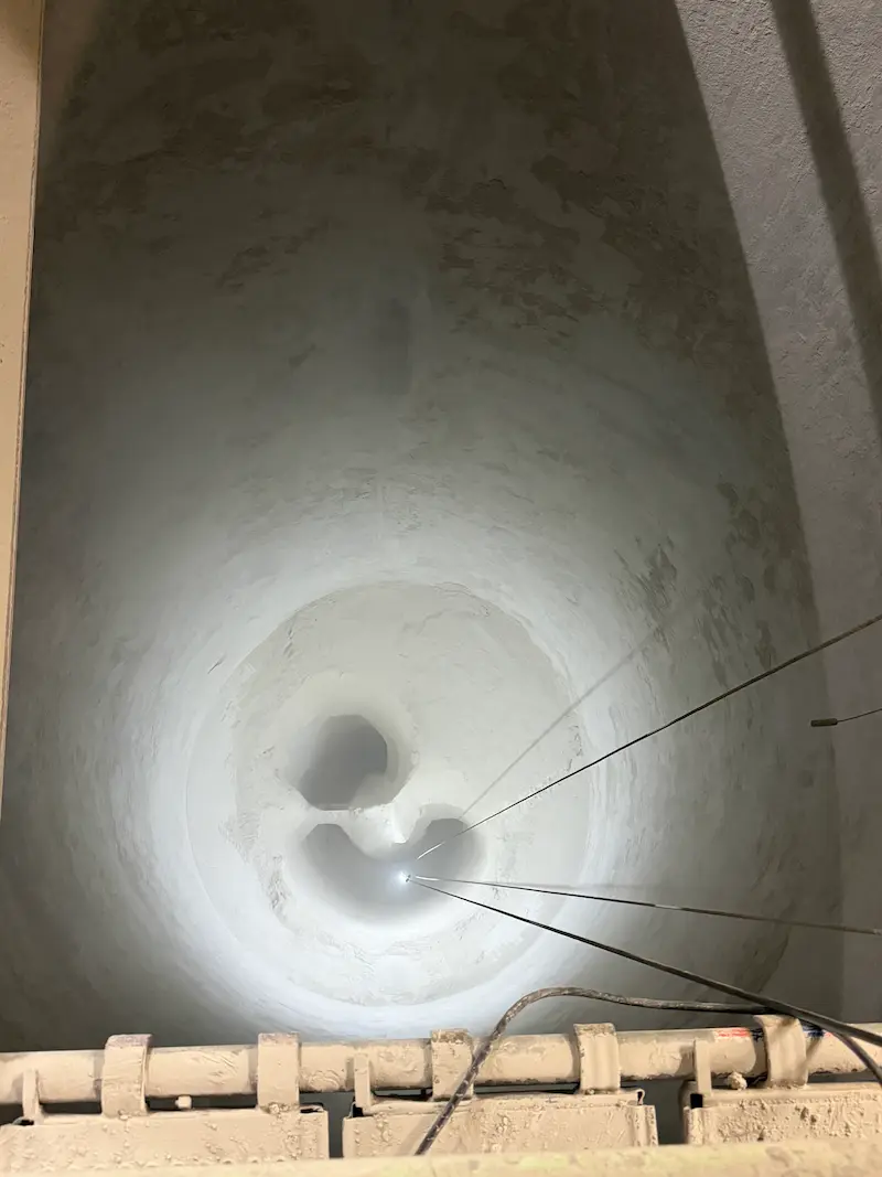 Rückstände an einem verstopften Austrag eines Kalksilos